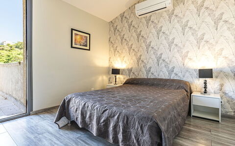 Villa Salario: Bett, Möbel, Schlafzimmer, Interior Design, Fussboden, Wand, Flooring, Holz, Bettdecke, Bedding