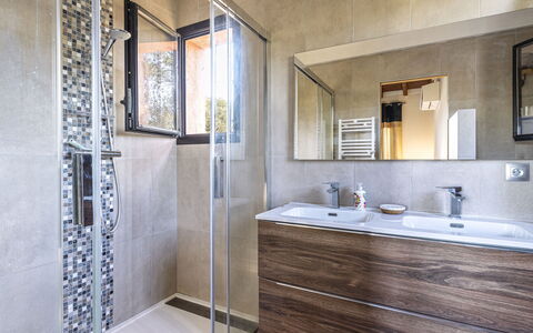 Villa Salario: Armatur, Flooring, Fussboden, Interior Design, Badezimmer, Badezimmerschrank, Sinken, Zapfhahn, Installation, Spiegel