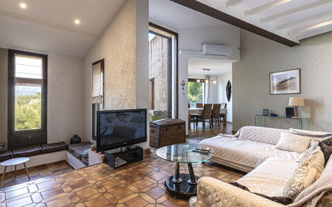 Villa Salario: Möbel, Interior Design, Flooring, Fussboden, Wand, Couch, Decke, Holz, Wohnzimmer, Zimmer