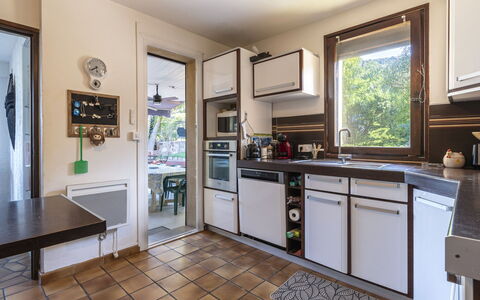 Villa Salario: Küche, Countertop, Küchengerät, Möbel, Major Appliance, Interior Design, Holz, Flooring, Cabinetry, Herd