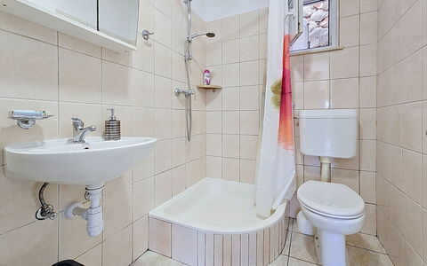 Marina Sevid 106: Badezimmer, Armatur, Toilette, Toilleten Sitz, Flooring, Fussboden, Interior Design, Bad Sink, Sinken, Installation