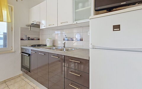 Marina Sevid 106: Küchengerät, Küche, Countertop, Major Appliance, Cabinetry, Flooring, Holz, Möbel, Interior Design, Haushaltsgerät