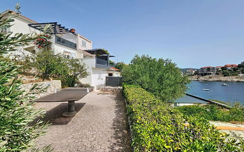 Marina Sevid 106: Wohngebiet, Küste, Balkon, Schatten, Landscaping, Villa, Ferienort