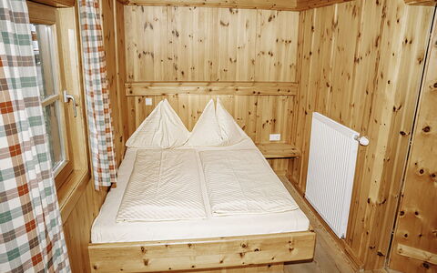 Zirbenhütte: Schwimmbad, Bauernhaus, Estate, Villa, Resort, Hazienda, Eco Hotel, Hinterhof