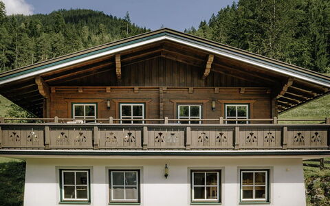 Chalet Amadé: Schwimmbad, Bauernhaus, Estate, Villa, Resort, Hazienda, Eco Hotel, Hinterhof