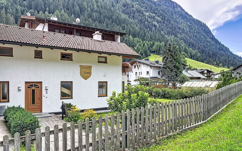 Jana: Schwimmbad, Bauernhaus, Estate, Villa, Resort, Hazienda, Eco Hotel, Hinterhof