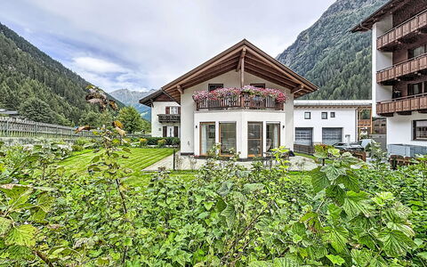 Jana: Schwimmbad, Bauernhaus, Estate, Villa, Resort, Hazienda, Eco Hotel, Hinterhof
