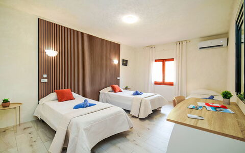 Dencis Villa: Schwimmbad, Bauernhaus, Estate, Villa, Resort, Hazienda, Eco Hotel, Hinterhof