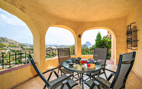 Dencis Villa: Schwimmbad, Bauernhaus, Estate, Villa, Resort, Hazienda, Eco Hotel, Hinterhof