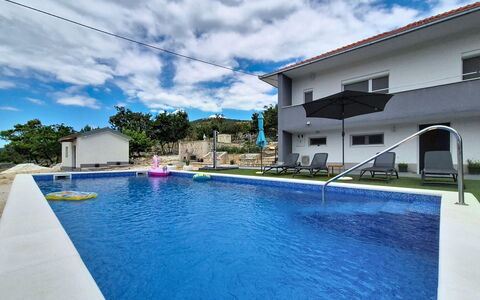 Mara: Schwimmbad, Bauernhaus, Estate, Villa, Resort, Hazienda, Eco Hotel, Hinterhof