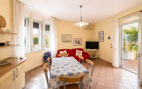 Villa Sandra: Flooring, Fussboden, Zuhause, Tür, Wohnung, Stuhl, Zimmerpflanze, Küche & Esszimmer Tisch, Balkon