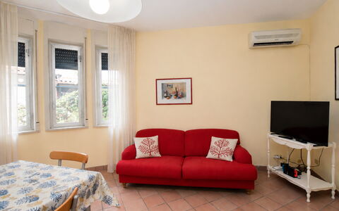 Villa Sandra: Möbel, Interior Design, Flooring, Fussboden, Zimmer, Couch, Wohnung, Wohnzimmer, Bilderrahmen, Zuhause