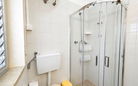 Villa Sandra: Badezimmer, Armatur, Toilette, Toilleten Sitz, Bad Sink, Flooring, Interior Design, Fussboden, Installation, Sinken