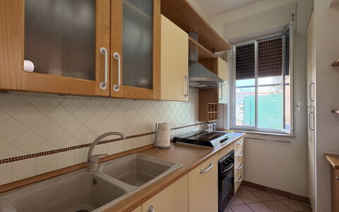 Villa Sandra: Küche, Countertop, Küchengerät, Major Appliance, Spüle, Cabinetry, Holz, Flooring, Interior Design, Armatur