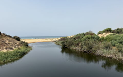 Villa Sandra: Wasservorräte, Wasser, Gewässer, Natürlichen Umgebung, Wasserlauf, Bank, Wasserweg, Kanal, Küste