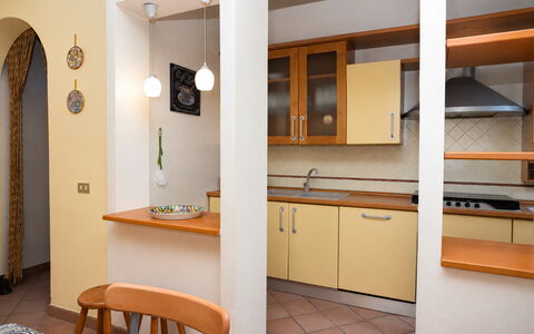 Villa Sandra: Holz, Interior Design, Flooring, Countertop, Möbel, Fussboden, Küche, Beleuchtung, Zimmer, Küchengerät