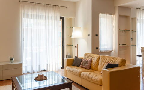Lory House: Möbel, Interior Design, Flooring, Fussboden, Couch, Wand, Wohnzimmer, Holz, Zimmer, Decke