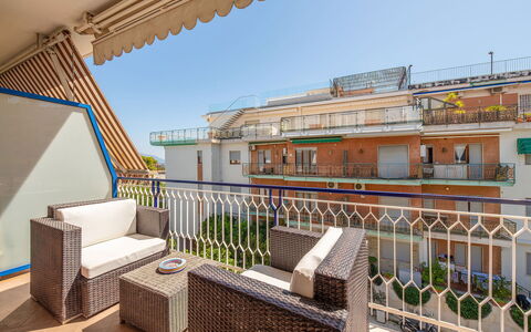 Lory House: Balkon, Urban Design, Wohnung, Geländer, Baluster, Zaun, Deck, Zimmerpflanze