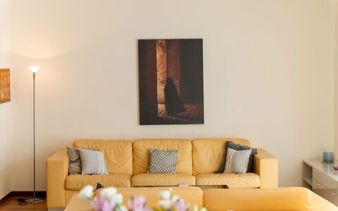 Lory House: Möbel, Wand, Interior Design, Couch, Holz, Gelb, Flooring, Wohnzimmer, Fussboden, Zimmer