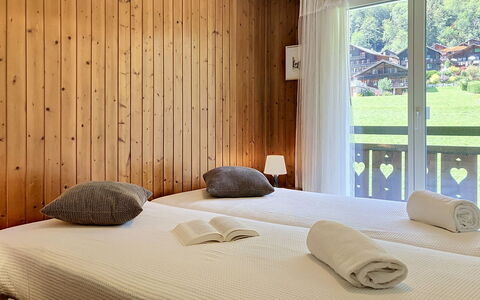 Grand-Pré B: Holz, Interior Design, Bett, Schlafzimmer, Möbel, Flooring, Bettdecke, Fussboden, Decke, Bedding
