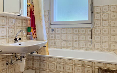 Grand-Pré B: Wand, Flooring, Fussboden, Badezimmer, Armatur, Interior Design, Installation, Fliese, Zimmer, Zapfhahn