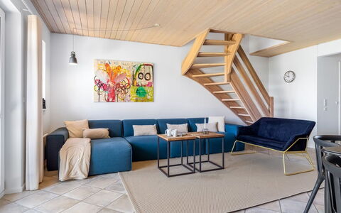 Alli - 100M from the Sea: Möbel, Interior Design, Fussboden, Flooring, Couch, Wand, Holzboden, Wohnzimmer, Holz, Zimmer