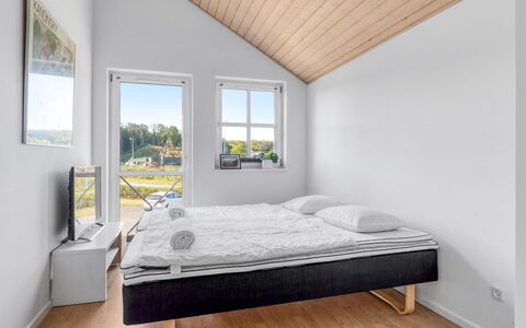 Alli - 100M from the Sea: Holz, Schlafzimmer, Flooring, Fussboden, Bett, Interior Design, Bettrahmen, Holzboden, Bedding, Zimmer