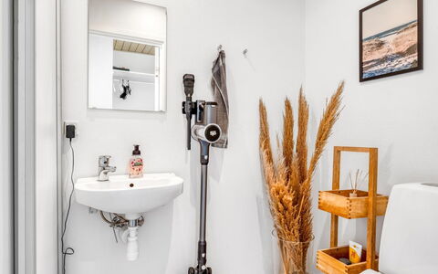 Alli - 100M from the Sea: Toilleten Sitz, Armatur, Wand, Badezimmer, Toilette, Interior Design, Flooring, Fussboden, Sinken, Installation