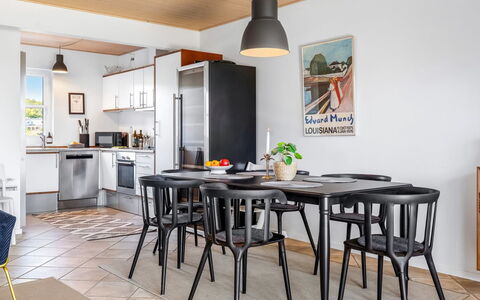 Alli - 100M from the Sea: Möbel, Interior Design, Flooring, Stuhl, Holz, Tabelle, Küche & Esszimmer Tisch, Esszimmer, Fussboden, Decke