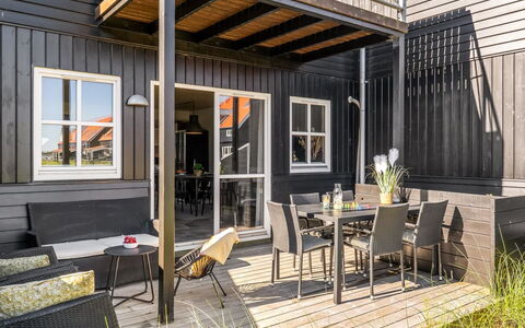Alli - 100M from the Sea: Holz, Veranda, Tür, Deck, Abstellgleis, Zuhause, Verbundwerkstoff, Hartholz, Holzbeize, Planke