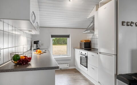 Nandolf - 200M to the Fjord: Küche, Holz, Decke, Interior Design, Countertop, Major Appliance, Küchengerät, Flooring, Zimmer, Fussboden