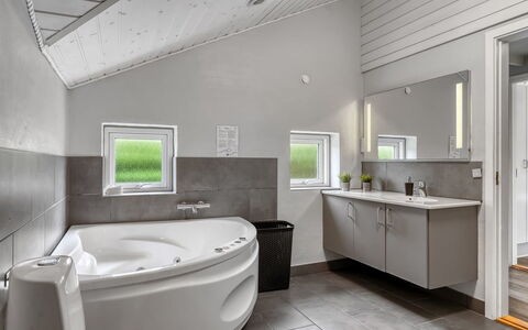 Nandolf - 200M to the Fjord: Armatur, Flooring, Interior Design, Decke, Fussboden, Sinken, Badezimmer, Zapfhahn, Installation, Zuhause