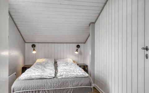 Nandolf - 200M to the Fjord: Holz, Flooring, Decke, Schlafzimmer, Fussboden, Interior Design, Bettdecke, Bett, Bedding, Bettrahmen