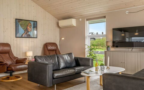 Clarice - 250M to the Fjord: Interior Design, Flooring, Holz, Decke, Fussboden, Möbel, Wohnzimmer, Zimmer, Couch, Holzboden