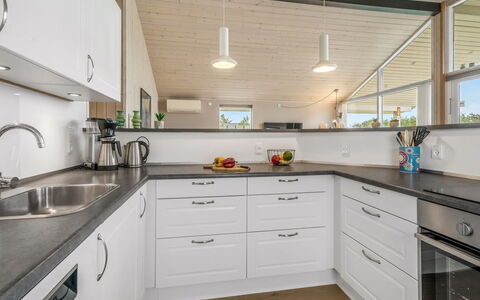 Clarice - 250M to the Fjord: Küche, Countertop, Interior Design, Holz, Flooring, Decke, Cabinetry, Küchengerät, Spüle, Sinken