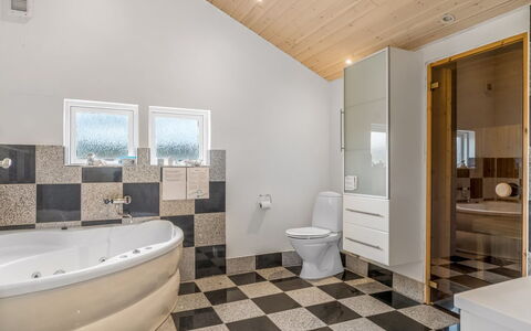 Clarice - 250M to the Fjord: Flooring, Fussboden, Armatur, Interior Design, Decke, Badezimmer, Installation, Fliese, Verbundwerkstoff, Zimmer