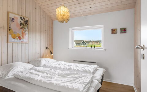 Clarice - 250M to the Fjord: Holz, Zuhause, Schlafzimmer, Planke, Bett, Hartholz, Bedding, Eiskappe, Holzbeize, Bettrahmen