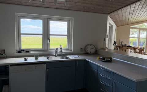 Heilo - from the Sea: Küche, Countertop, Cabinetry, Flooring, Interior Design, Holz, Küchengerät, Möbel, Spüle, Decke