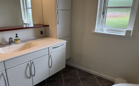 Heilo - from the Sea: Bad Sink, Sinken, Armatur, Flooring, Fussboden, Badezimmerschrank, Cabinetry, Interior Design, Zapfhahn, Countertop