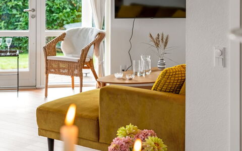 Heilo - from the Sea: Möbel, Interior Design, Flooring, Fussboden, Wand, Holz, Zuhause, Couch, Wohnzimmer, Gelb