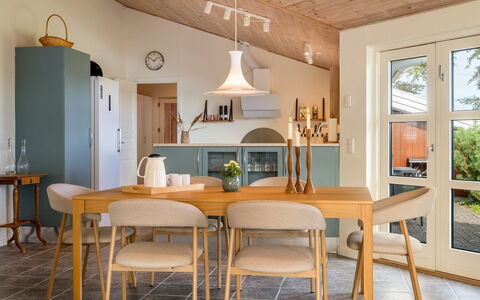 Heilo - from the Sea: Möbel, Interior Design, Esszimmer, Flooring, Stuhl, Holz, Küche & Esszimmer Tisch, Tabelle, Fussboden, Light Fixture