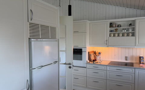 Grith - 740M to the Fjord: Küchengerät, Küche, Holz, Flooring, Major Appliance, Cabinetry, Haushaltsgerät, Fussboden, Interior Design, Schrank