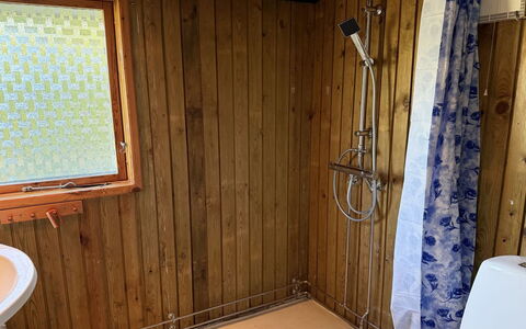 Grith - 740M to the Fjord: Holz, Flooring, Fussboden, Armatur, Badezimmer, Interior Design, Installation, Zimmer, Holzbeize, Toilleten Sitz