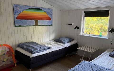 Grith - 740M to the Fjord: Holz, Schlafzimmer, Möbel, Bett, Fussboden, Bettdecke, Bedding, Bettrahmen, Linens, Hartholz