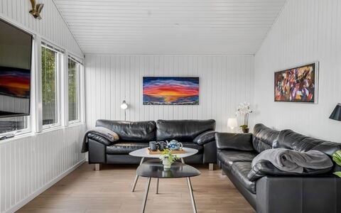Grith - 740M to the Fjord: Interior Design, Couch, Decke, Flooring, Wohnzimmer, Zuhause, Holzboden, Hartholz
