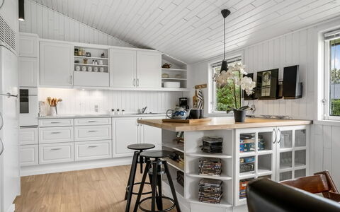 Grith - 740M to the Fjord: Küche, Countertop, Interior Design, Cabinetry, Holz, Flooring, Küchengerät, Decke, Möbel, Light Fixture