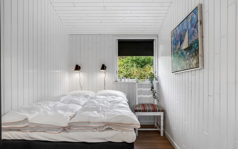 Grith - 740M to the Fjord: Holz, Schlafzimmer, Flooring, Interior Design, Fussboden, Decke, Bedding, Bettdecke, Bett, Planke