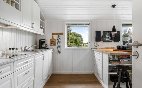 Grith - 740M to the Fjord: Holz, Küche, Flooring, Interior Design, Countertop, Fussboden, Cabinetry, Küchengerät, Zuhause, Major Appliance