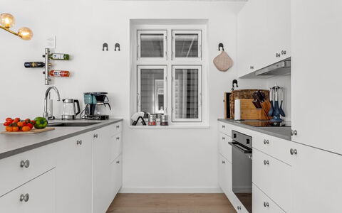 Judyta - 500M from the Sea: Küche, Küchengerät, Countertop, Flooring, Cabinetry, Major Appliance, Interior Design, Holz, Fussboden, Haushaltsgerät