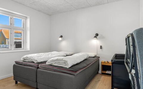 Judyta - 500M from the Sea: Decke, Schlafzimmer, Fussboden, Flooring, Interior Design, Möbel, Bett, Bedding, Wohnung, Bettrahmen